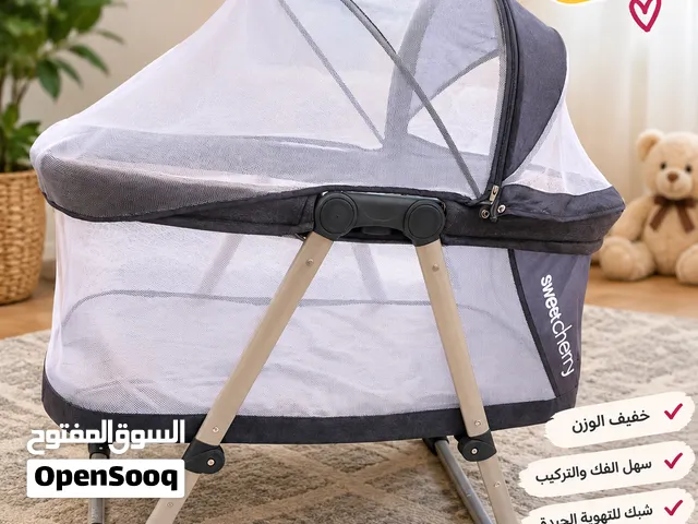 سرير بيبي حالة ممتازة مع كرسي طعام للاطفال