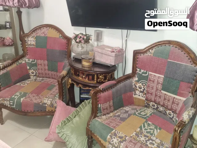 كراسي بذراعين مع طاوله