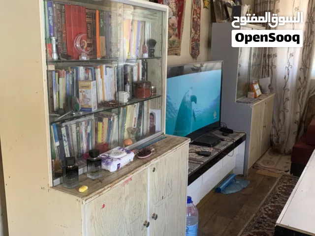 مكتبة كتب عدد 2 وقاعدة تلفزيون