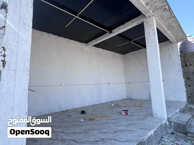 محلات للايجار مفتوحات واحد على الثاني بموقع تجاري مميز قرب مدارس اثنين على شارع تجاري