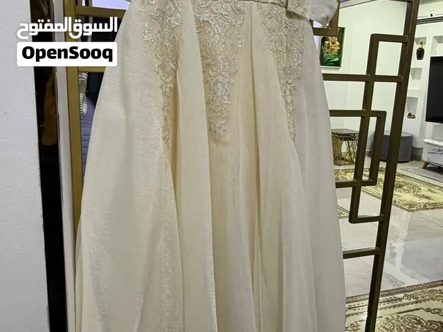 للبيع فستان لبسه مره وحده