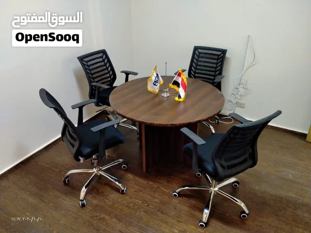ترابيزة اجتماعات دائرية بتصميم أنيق ولون خشبي مميز تناسب الاجتماعات والمكاتب الإدارية.