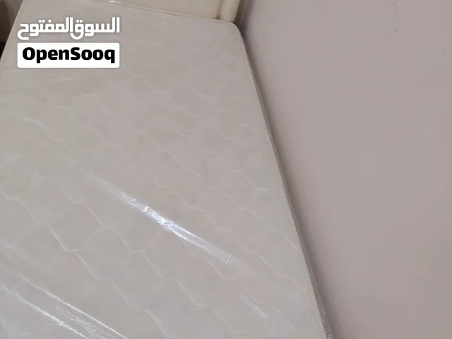 سرير مع مرتبة شبه جديد
