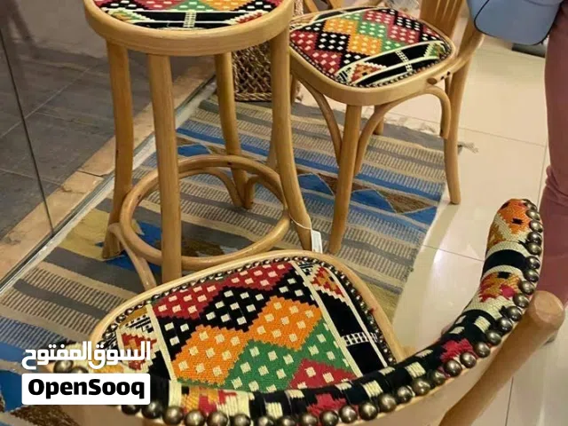 كراسي مصري وطاولات.