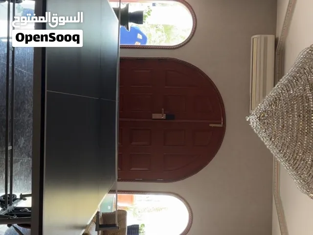 طاولة تنس مستعملة  (فيه حالة ممتازة)مع جميع المرفقات