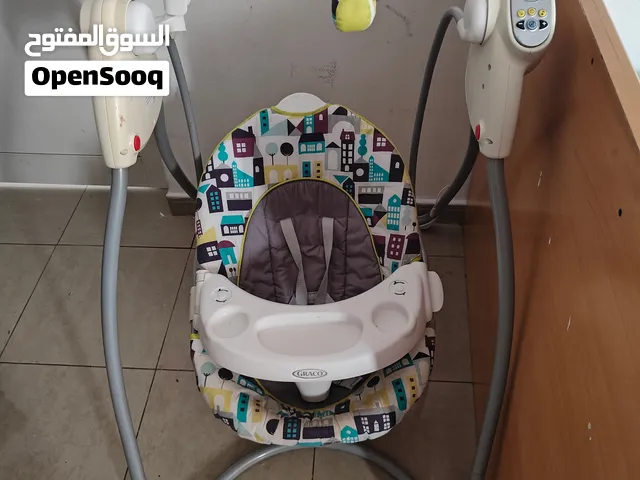مجموعة اغراض اطفال بحالة جيدة جدا