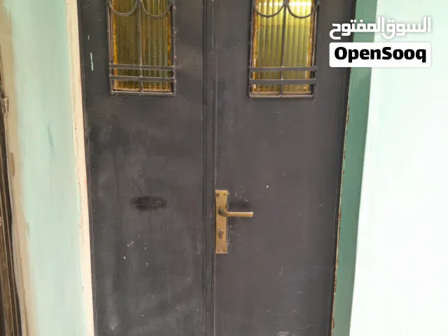 باب حديد ثقيل