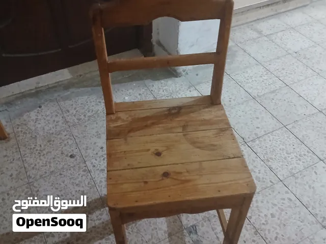 سفره صغيره خشبيه و اتنين كرسي استعمال خفيف و بقاله جيده و عرض 70 و طول 120