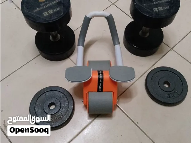 اثنان دنابل وزن كل دنبل 22 كيلو غرام، مع عجلة حرق دهون البطن، مع اثنان اقراص حديد وزن كل قرص 5 كيلو،