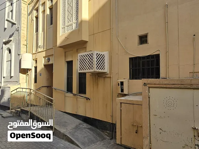 للبيع بيت المحرق بالقرب مطعم الأسره