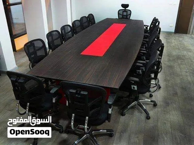 طربيظه اجتماعات  الخامة الأساسية: طاولة مصنوعة من الخشب المضغوط المقوى (مثل MDF أو الميلامين) بسطح ذ