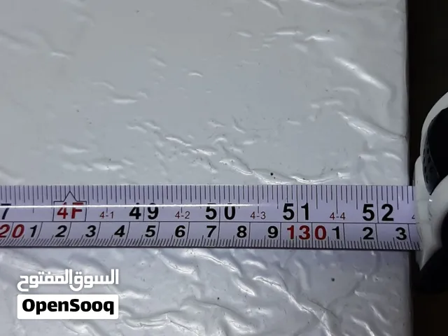 مكتب ضخم وكبير