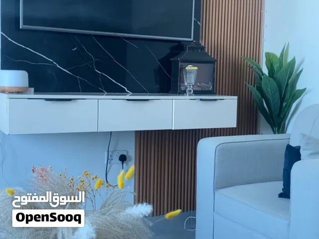 ديكور حائط للبيع بدون الشاشة فقط الديكور مع التسريحه بسعر مخفض جدا بسبب الحاجه