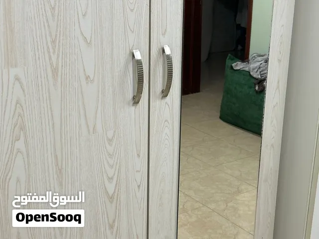 كبت ملابس مستعمل مع مرايا