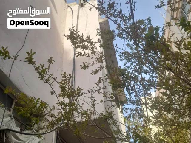 بيت للايجار حي الحسين الزرقاء خلف عيادة الدكتور عاصف السفاريني غرفتين وصاله ومطبخ وحمام ب 80د