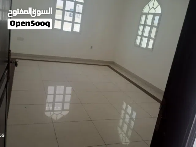 فيلا للإيجار السكني في موقع مميز بالعذيبة بجانب انزا هوم