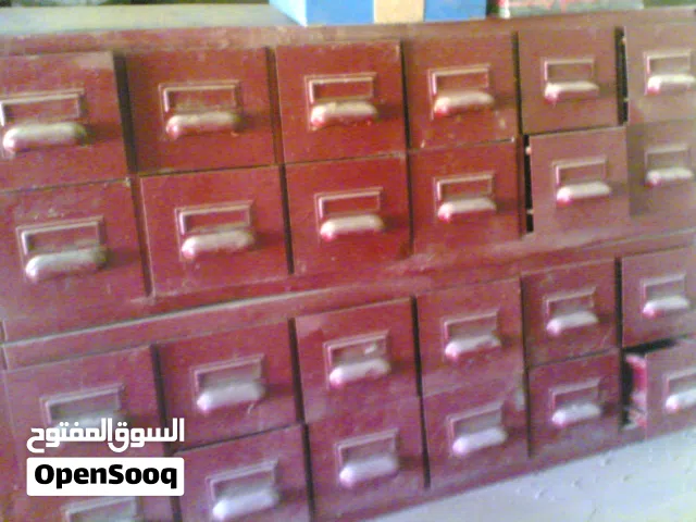 صناديق العدد كثير صنع ايطالي مررجة بها رفوف