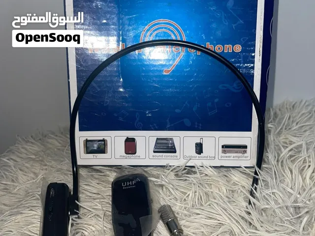 السلام عليكم هالجهاز يستخدم للحفلات  يساعد المطرب عل تحدث ب جهاز من بهد جهاز رهيب