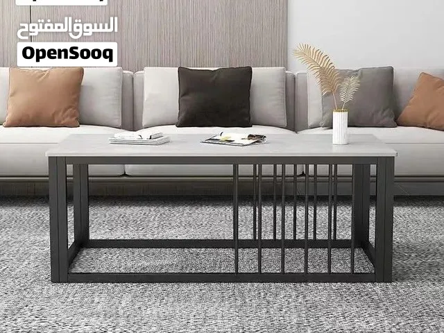طاولة قهوة عصرية بتصميم معدني أنيق وخشب فاخر مثالية للمجلس والصالة بسعر مميز في عمان.