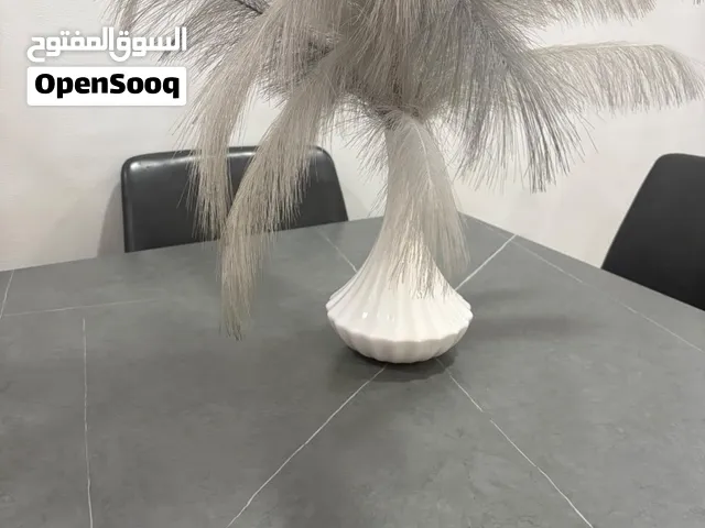 ميز وكراسي جلد وارجل حديد والميز سيراميك