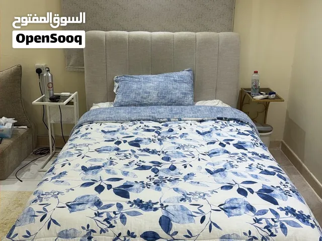 اثاث استيديو كامل مستعمل ونظيف للبيع