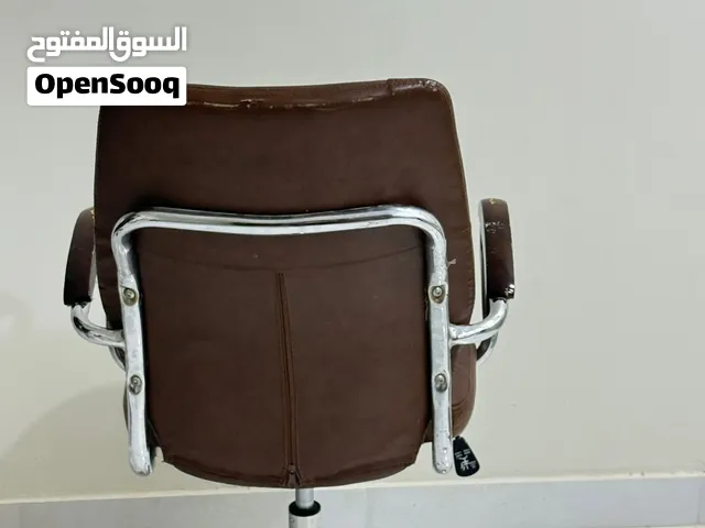 كرسي مكتب بني بمساند معدنية – مستعمل بسعر مناس