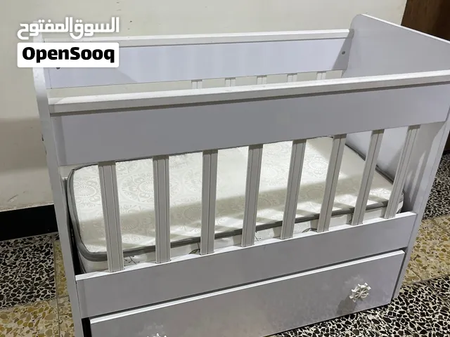 سرير طفل قياس من الداخل 95*45 مع مندر جديد غير مستخدم ابدا سعر 75 وبيه مجال في حي المهندسين