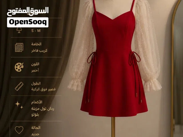 فستان سهرة أحمر قصير بقماش كريب فاخر وأكمام تول باللؤلؤ