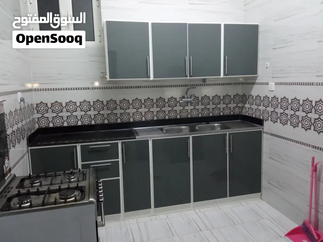 شقة للإيجار 4 غرف وحمامين وصالتين ومطبخ بالحي السياسي