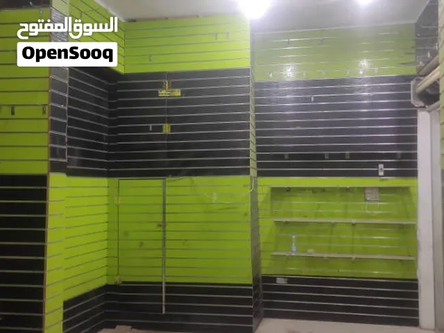ديكور ثلاث فتحات معي هذا الديكور تبع المحل مع ثلاثه ابواب زجاج واحد متحرك سكريت واثنين ابواب ثابت