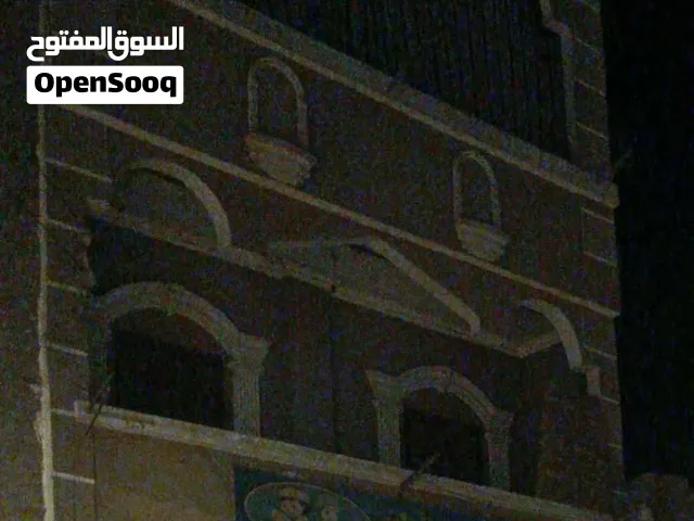 بيت للبيع بمنقباد تحت السكة الحديد 125 متر به عدادات كهربا ومياه وغاز طبيعي والسطح واقف ع السقف فقط