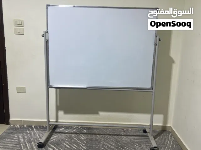 وايت بورد متحرك على قاعده بعجلات الحالة جيدة جدا