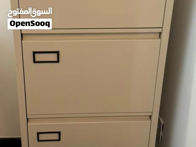 خزانة واحدة كبيرة و عدد 2 خزانة صغيرة