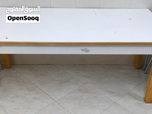 طاولة خشب مع كراسي بلاستيك