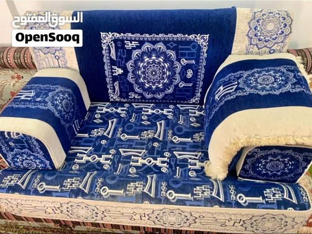 مجلس بعرض متر و 30 سنتي  ارتفاع المجلس 25 سنتي  و 2 مداكي