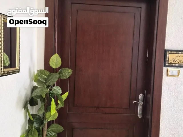 باب شقه  لون بني بحاله ممتازه