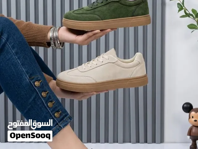 جزمات شبابيه فخمه مقاسات والوان فخمه السعر عرطه ماتتخيله وكمان مدلعك ونوصلها لك لبابك