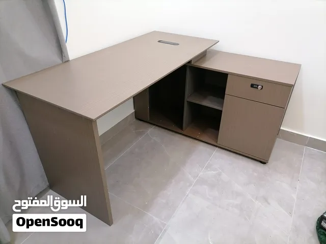 طاولة مكتب