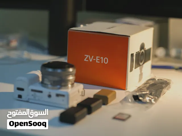 كاميرا Sony ZV-E10 لون أبيض، بحالة شبه جديدة واستخدام خفيف جدًا