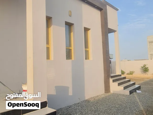 للبيع منزل في ولاية السويق منطقة خبة النوافل شمال موقع ممتاز جدا وجنبه بيوت قائمة عمر المنزل 8 سنوات