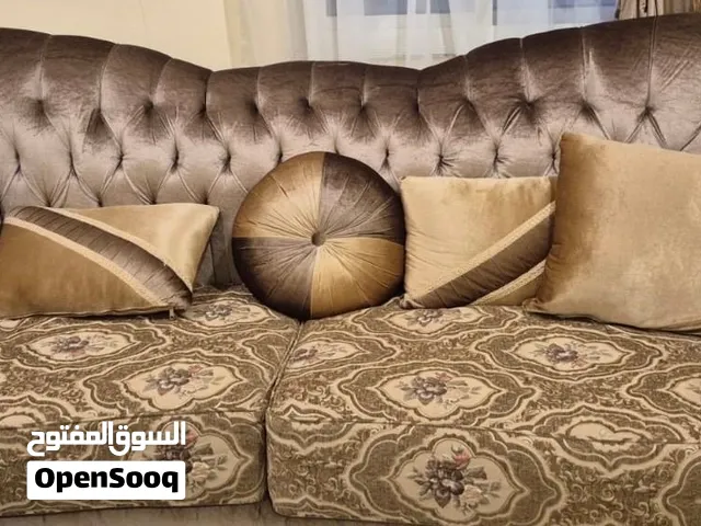 كنب 4 قطع، نظيف وشبه جديد، مع الستارة والمخدات وطاولتين جانبيتين دائريتين