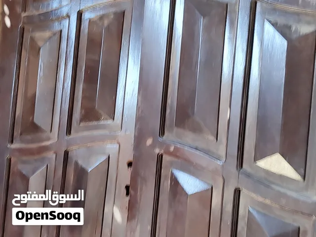 ابواب جاوي تعباه اصلي ثنين (1x2.20) والثالث باب رئيسي 2 طلاكه (1.40x2.20)