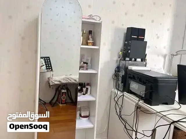 مراية مقوسة مكونة من 5 أرفف لون بني  الجمال والتنظيم في قطعة واحدة!   مرآة كاملة بتصميم مقوس جذاب