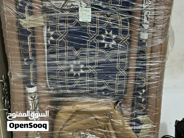جلسه جديده مو مستخدمه اللون ازرق غامق يوجد معاها اربع مساند وفرشه