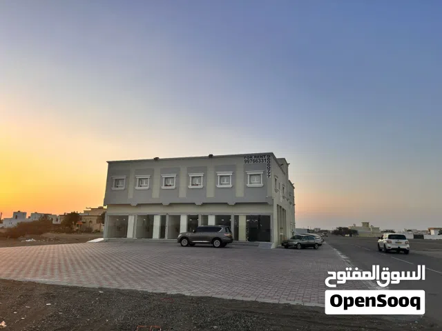 محلات تجارية للايجار وشقق سكنية بمنطقة حي الرفعة الخط الاول بولاية صحار عدد 5 ابواب
