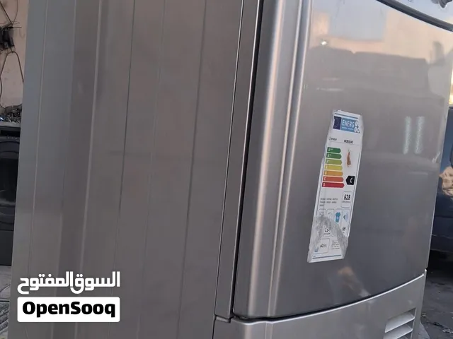 مجففة ملابس نوع indesit مستعملة بحالة ممتازة جدا ايطالية لون سلفر فل انفنيتر كل قطعها اصلية مو مصلحة