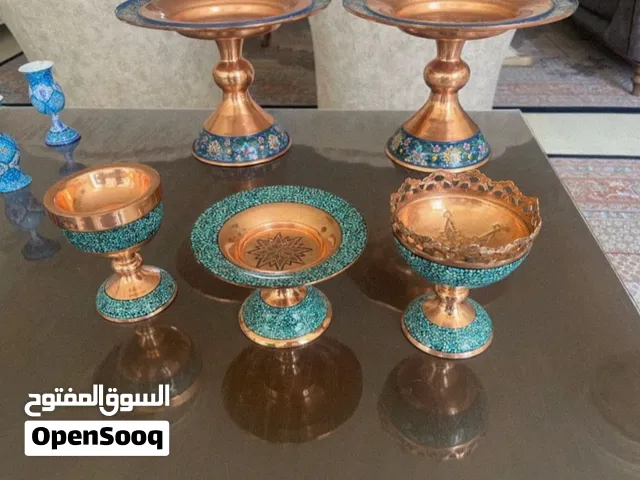 طقم ظروف مسی فاخرة مرصّعة بالفيروزة والخاتم والمينا – صناعة إيرانية أصيلة بيد أُسطوات