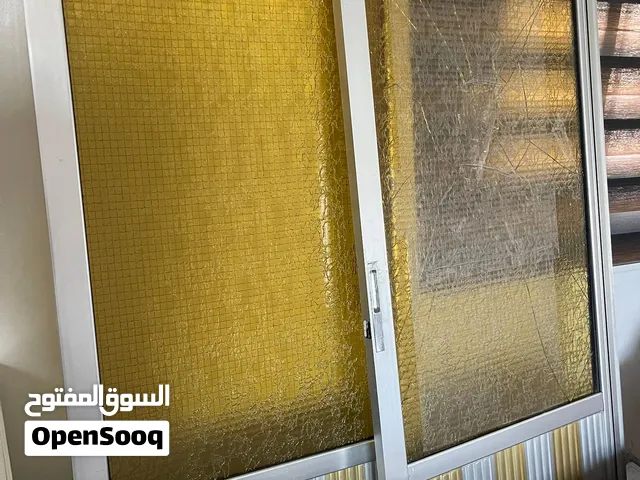 باب المنيوم سحاب كامل مع الحلق موجود قياس متر ونص القزاز الي مكسور ملزق اموره تمام