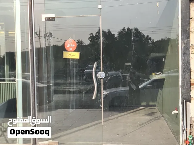 للإيجار محل تجاري في [البصره /الطويسه]، موقع مميز على [شارع الجسر الاحمر] مقابل [جامع الرحمه]
