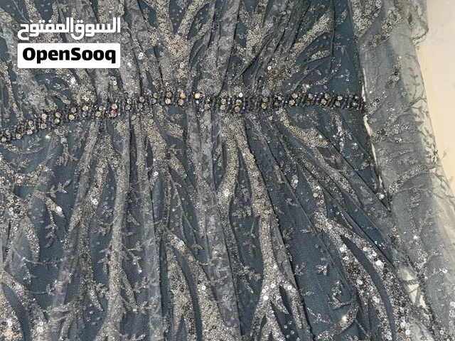 فستان سهرة طويل رصاصي مزرق مطرز – حالة ممتازة